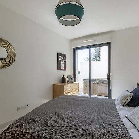 Modern Apt With Balcony At 1Mn Walk From The Beach 아파트 방돌
