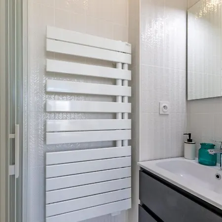Modern Apt With Balcony At 1Mn Walk From The Beach 아파트 방돌