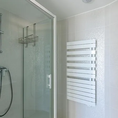 아파트 Modern Apt With Balcony At 1Mn Walk From The Beach *