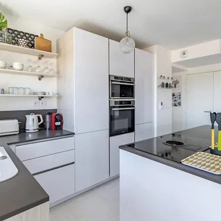 Modern Apt With Balcony At 1Mn Walk From The Beach Appartement